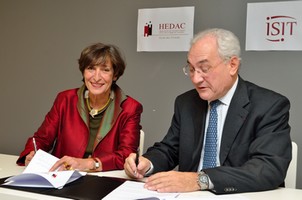 Marie Mériaud-Brischoux, Directrice Générale de l'ISIT et Pascal Mayeur,  Président de l'HEDAC, signent la convention entre leurs deux écoles. 